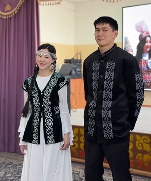 “Ұлттық киім”күніне орай “Ең әдемі ұлттық киім”көрсетілімі